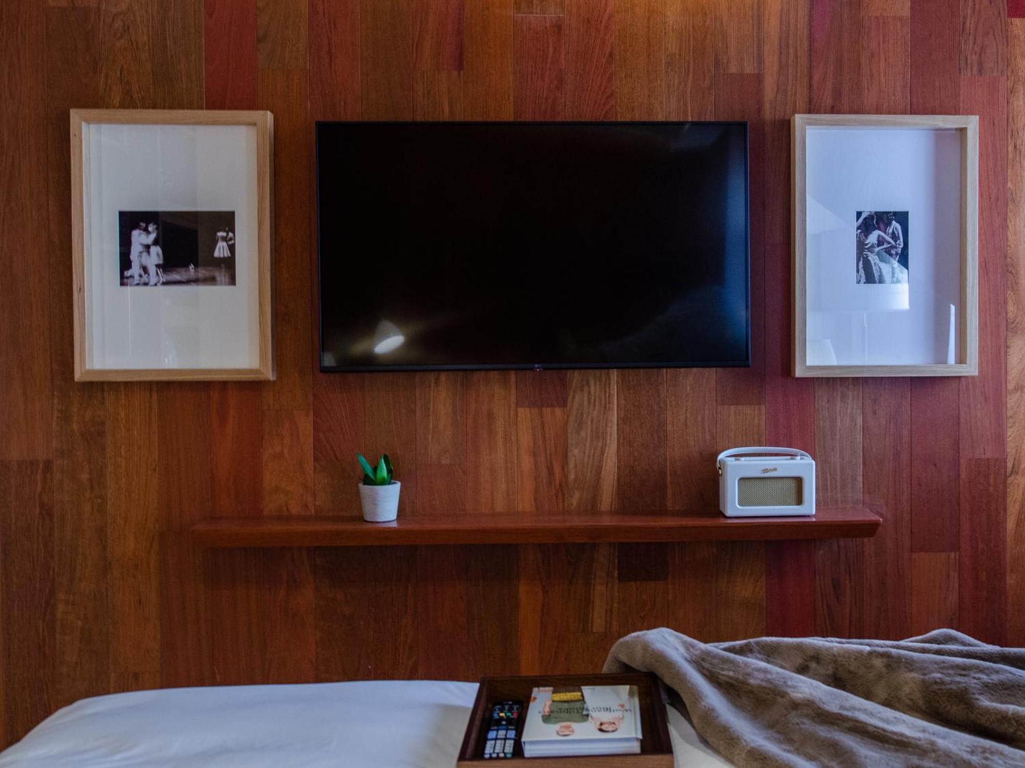Browns Avenue Hotel Lisboa Habitación foto A television set mounted on a wall